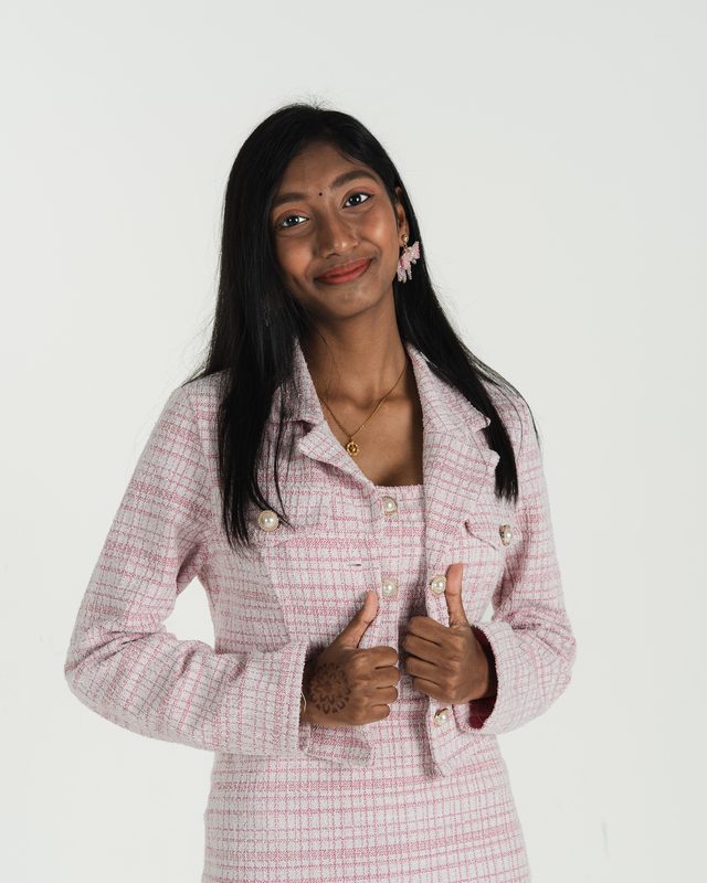 Roma giving two thumbs up